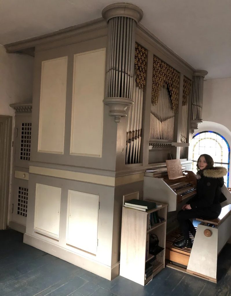Seitenansicht des historischen, denkmalgeschützten Orgelgehäuses in der Kirche der Evangelischen Kirchengemeinde Berlin-Mahlsdorf von der KREMA Group Hamburg.