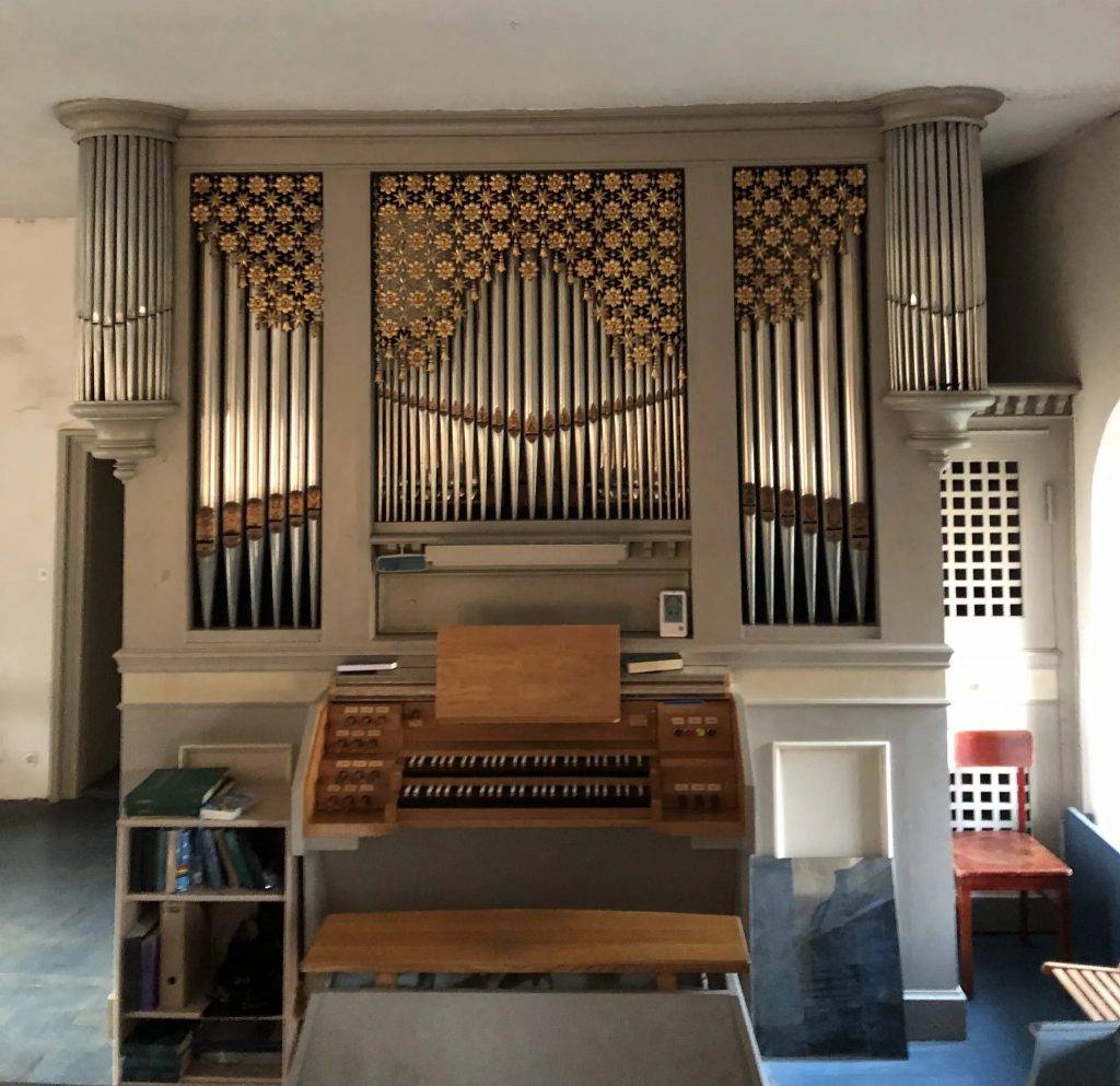 Vorderansicht des historischen, denkmalgeschützten Orgelgehäuses in der Kirche der Evangelischen Kirchengemeinde Berlin-Mahlsdorf von der KREMA Group Hamburg.