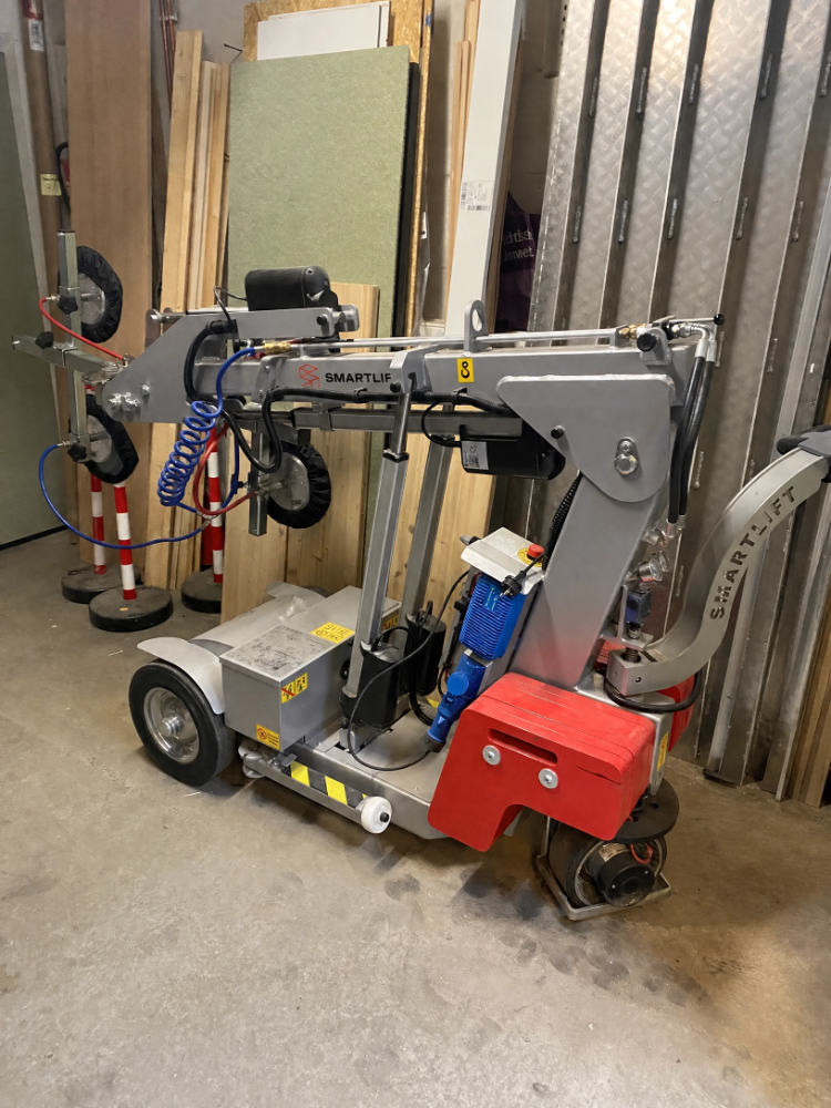 Kompakter Glaslift Smartlift SL 280 mit Vakuum-Sauganlage für schwere Glasmontagen bis 280 kg von der KREMA Group Hamburg.